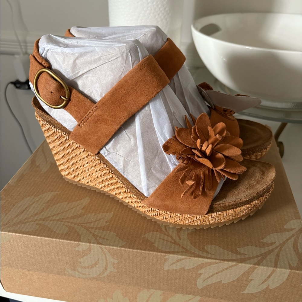 Sofft Brown Wedge Sandals with Floral Accent Brand New in Box Never Worn